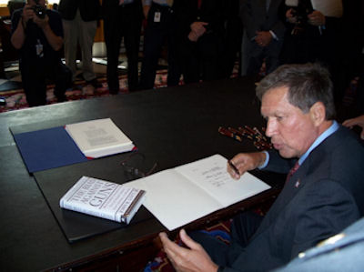 Governor Kasich signs Ohio Restaurant Carry Bill