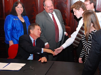 Governor Kasich signs pro-gun bill